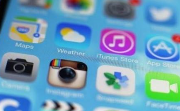  市面上有很多APP應(yīng)用軟件，包括成都未來久APP開發(fā)公司開發(fā)出來的APP，不是每個APP應(yīng)用軟件都是成功的，有些生命周期很短，那是因?yàn)锳PP開發(fā)和運(yùn)營過程中有過多失誤。一個APP應(yīng)用軟件是否是成功的，主要是由下面三個方面來決定： 一、APP應(yīng)用軟件的定位 APP應(yīng)用軟件的定位是后期推廣成敗的關(guān)鍵。沒有用戶需求的app應(yīng)用軟件等于廢品。應(yīng)用軟件對部分用戶的需求能很好的契合。當(dāng)然，定位不要像BAT之類的行業(yè)巨頭看齊，那樣，你是自找滅亡。就連騰訊拍拍網(wǎng)都干不過阿里淘寶網(wǎng)，你就別以卵擊石，瞎折騰了。 app軟件應(yīng)用軟件的質(zhì)量是用戶留存的有力保障。一個經(jīng)常莫名其妙閃退的app應(yīng)用，用戶留你干嘛？一個UI/UE體驗(yàn)差的應(yīng)用，用戶留你占內(nèi)存？多花點(diǎn)心思在應(yīng)用軟件本身上，不要給應(yīng)用軟件留BUG。 功能的確認(rèn)是應(yīng)用軟件開發(fā)的前提。功能有主次，主功能的策劃與應(yīng)用軟件的定位密不可分，次要功能就是對主功能的擴(kuò)展與延伸。比如，你是有個做電子商務(wù)的平臺，功能主次就就很明確了，提供物流快遞查詢就是次要功能。 二、APP應(yīng)用軟件的設(shè)計(jì)與開發(fā) app設(shè)計(jì)和開發(fā)是相互配合工作運(yùn)行。眾多市場首發(fā)、自薦、專題都要求應(yīng)用軟件應(yīng)用界面交互體驗(yàn)優(yōu)秀、用戶體驗(yàn)優(yōu)秀、app應(yīng)用內(nèi)容優(yōu)秀，充實(shí)。這些要求與app設(shè)計(jì)程序的關(guān)系密不可分。 不要過多的催促程序員出應(yīng)用軟件，避免短時間開發(fā)出來的應(yīng)用軟件BUG過多，也同時避免設(shè)計(jì)程序的負(fù)情緒增長。同事間關(guān)系的和睦也是創(chuàng)造好應(yīng)用軟件的襁褓。 三、運(yùn)營與推廣 一直以來有種說法成都未來久科技有限公司挺不支持的：運(yùn)營推廣不分家。一個人同時兼具運(yùn)營與推廣兩份職業(yè)，之所以你兼具雙重職位是以為你處于小白階段，感覺自己什么都能做，事實(shí)卻是什么都沒做好。你不是運(yùn)營，是Ctrl+C；你不是推廣，是廣告君。問題不大，每個運(yùn)營都經(jīng)歷這個過程。跨過去，你就是運(yùn)營；跨不過去，工作就是煎熬。只能說運(yùn)營的水深著呢！ 成都未來久科技有限公司提醒，app軟件應(yīng)用軟件的優(yōu)劣，不只是在運(yùn)營手中。應(yīng)用軟件的成功，在于整個團(tuán)隊(duì)，用戶也不是瞎子，有自己的辨別功能，認(rèn)真做好的自己的app應(yīng)用應(yīng)用軟件，才是持續(xù)發(fā)展之路。